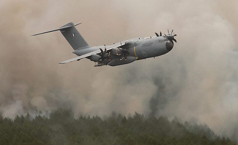 Frankreich Bekämpft Waldbrände Mit Militärflugzeug