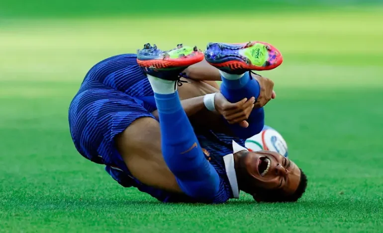 Achtelfinale der WM: Harter Einsatz des Paraguay-Spielers gegen Mbappé