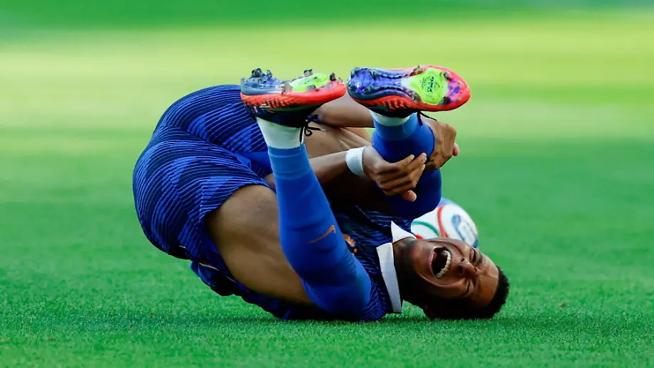 Achtelfinale der WM: Harter Einsatz des Paraguay-Spielers gegen Mbappé
