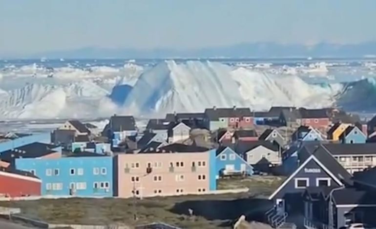 Eisberg-Kippung vor Ilulissat: Ein Naturschauspiel