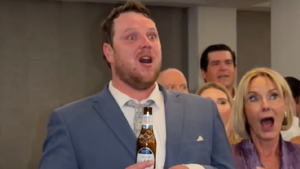 Kindheitsgeheimnis auf einer Hochzeit enthüllt