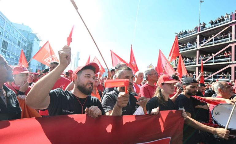 Proteste in der Automobilindustrie: Forderungen nach Mehrarbeit und Stellenabbau