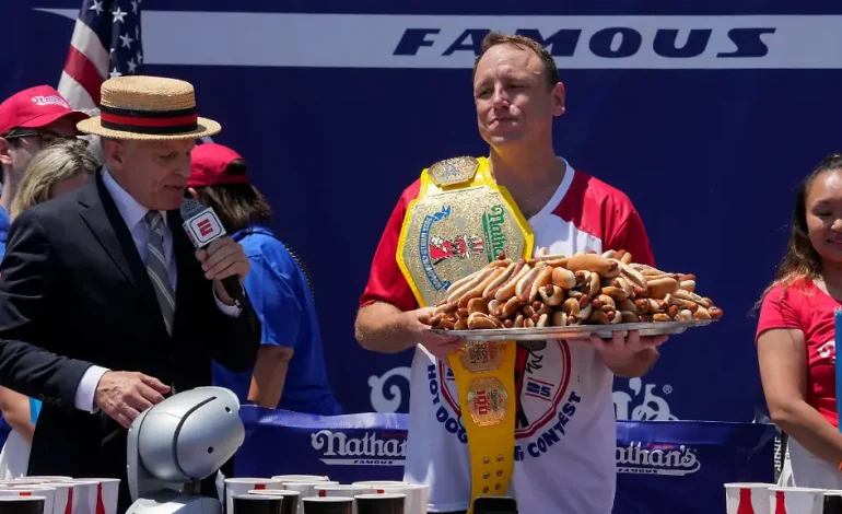 Chestnut verteidigt Titel beim Hotdog-Wettessen trotz Hitze