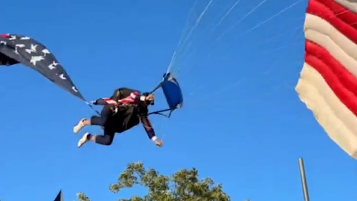 Unglück bei Rodeo-Fest: Fallschirmspringer verunglückt