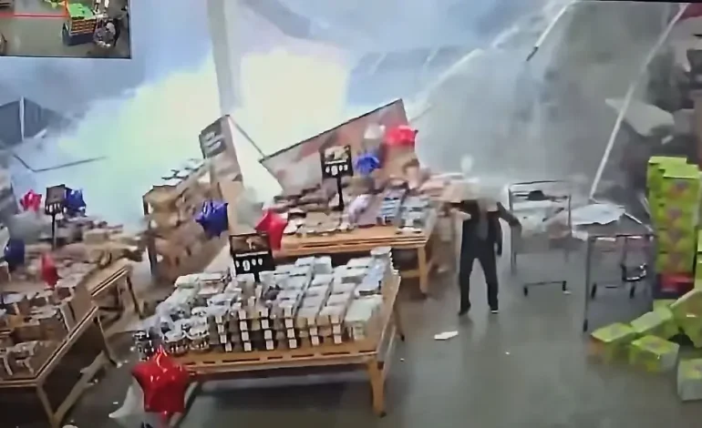 Supermarktdach in den USA nach starkem Regen eingestürzt