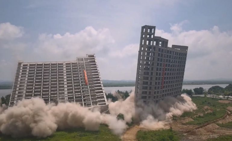 Sprengung von unfertigen Gebäuden in Dandong, China