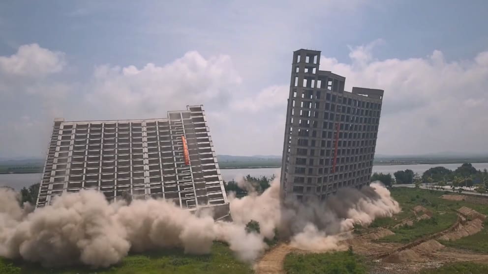 Sprengung von unfertigen Gebäuden in Dandong, China
