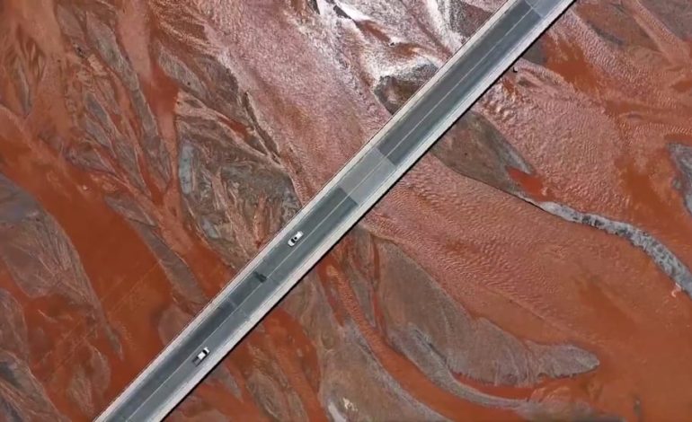 Naturphänomen in China: Fluss Xiangride wird blutrot