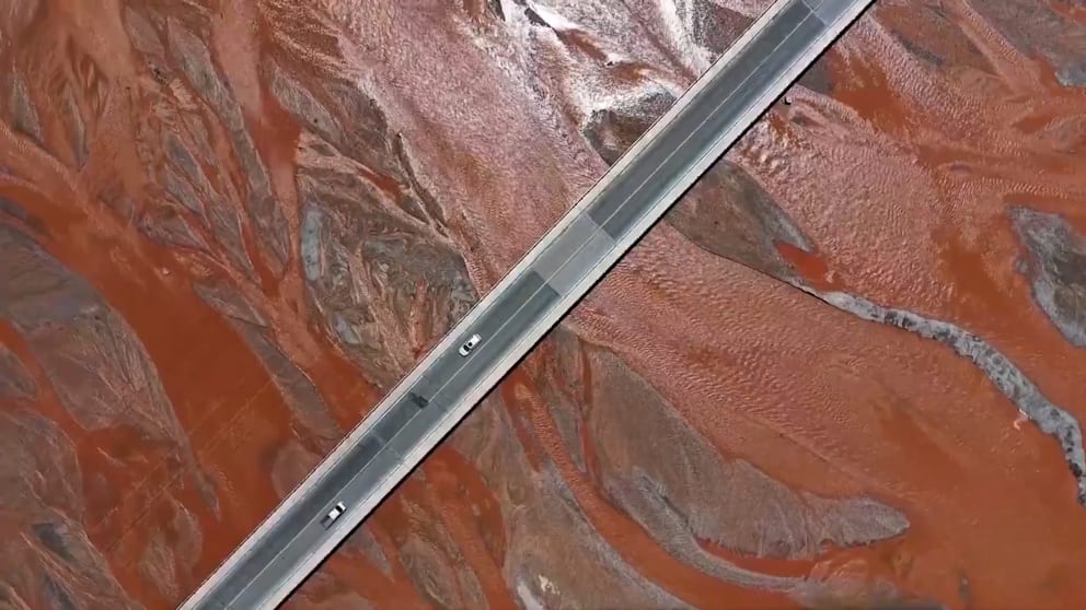 Naturphänomen in China: Fluss Xiangride wird blutrot