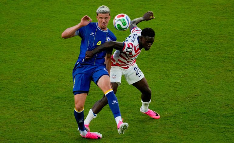 Diskussion um Platzverweis im Fußballspiel USA gegen Bosnien-Herzegowina