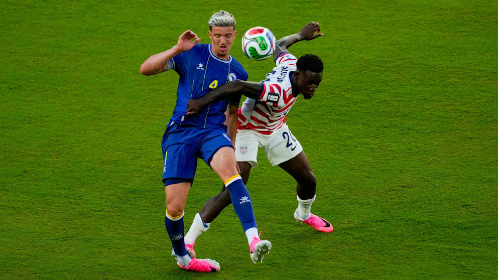 Diskussion um Platzverweis im Fußballspiel USA gegen Bosnien-Herzegowina