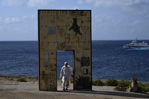 Papst Leo XIV. gedenkt in Lampedusa der ertrunkenen Migranten