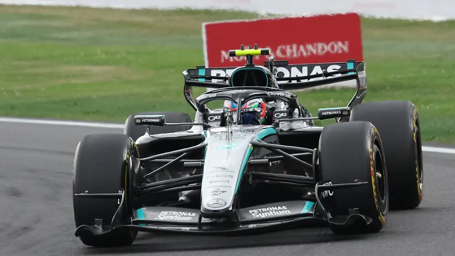 Ferrari erhält Strafe: Hamilton fährt Mechaniker bei Boxenstopp an
