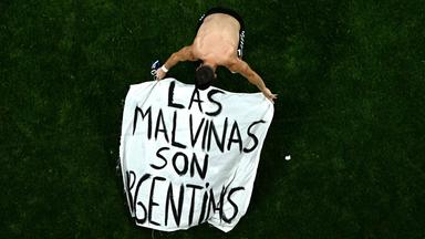 Argentinische Spieler provozieren mit Falkland-Banner