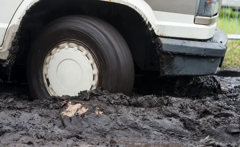 Urteil zur Kfz-Versicherung: Festgefahren im Schlamm – Wer zahlt?