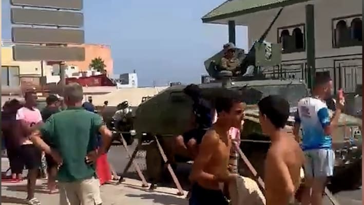 Militär wehrt Migranten in Ceuta ab