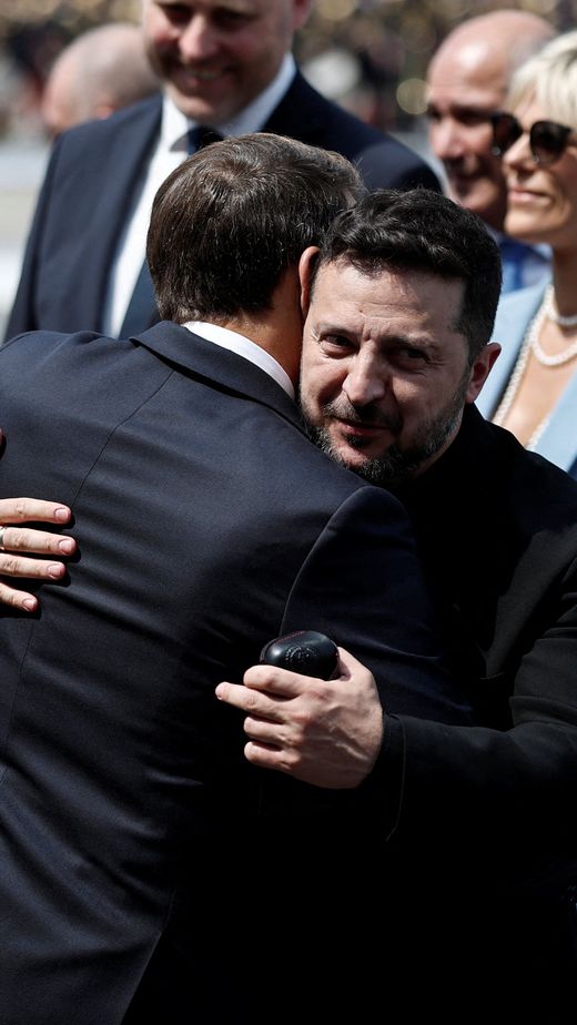Macron bei Militärparade in Paris mit Ukraine-Unterstützerländern