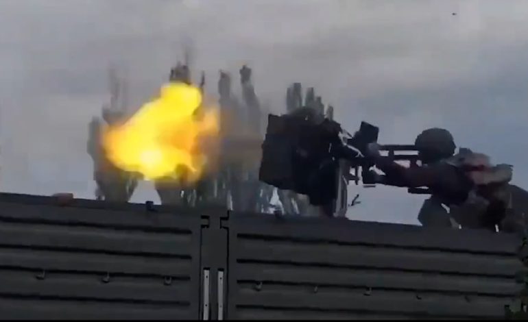 Unkontrolliertes Maschinengewehr verwundet Soldaten
