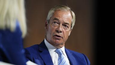 Nigel Farage tritt zurück und plant Wiederwahl