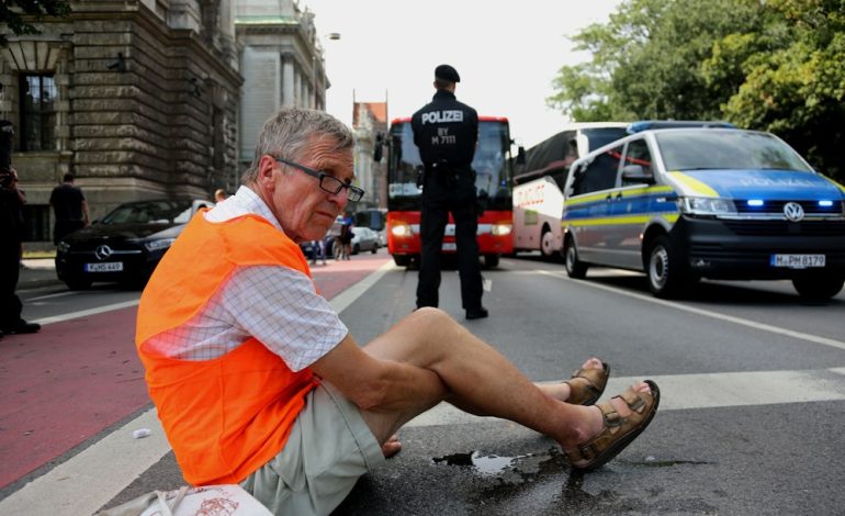 Opa klebt sich fest – Ein Klimaprotest und seine Folgen
