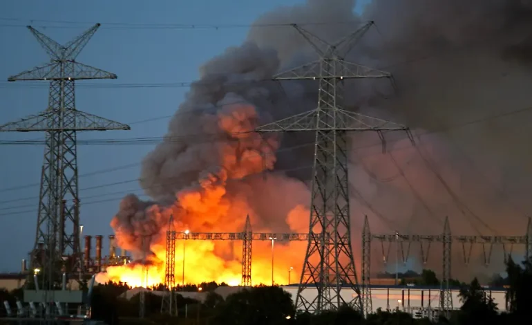 Schrottberg bei Salzgitter steht seit Stunden in Flammen