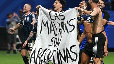 Argentinische Spieler präsentieren politisches Plakat nach Sieg über England im WM-Halbfinale