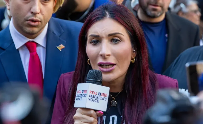 Von der Propaganda zur Reue: Die Wandlung der Laura Loomer