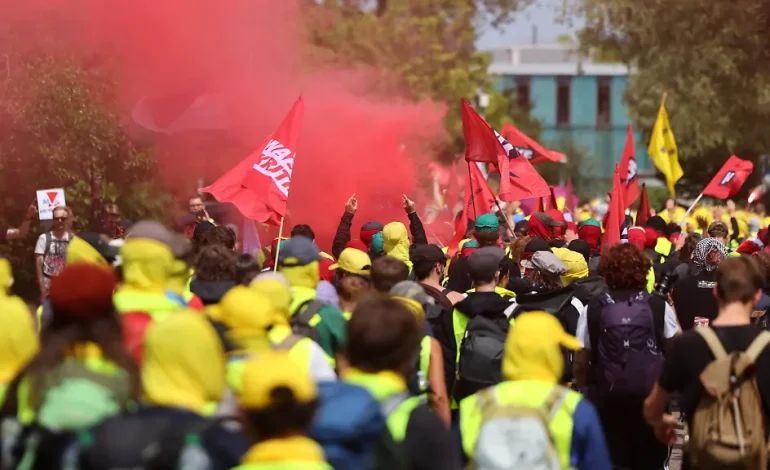 Reporterteam bei Protesten gegen AfD-Parteitag attackiert