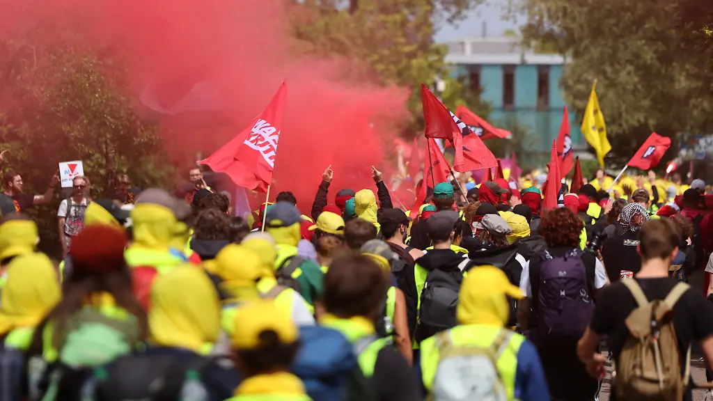 Reporterteam bei Protesten gegen AfD-Parteitag attackiert