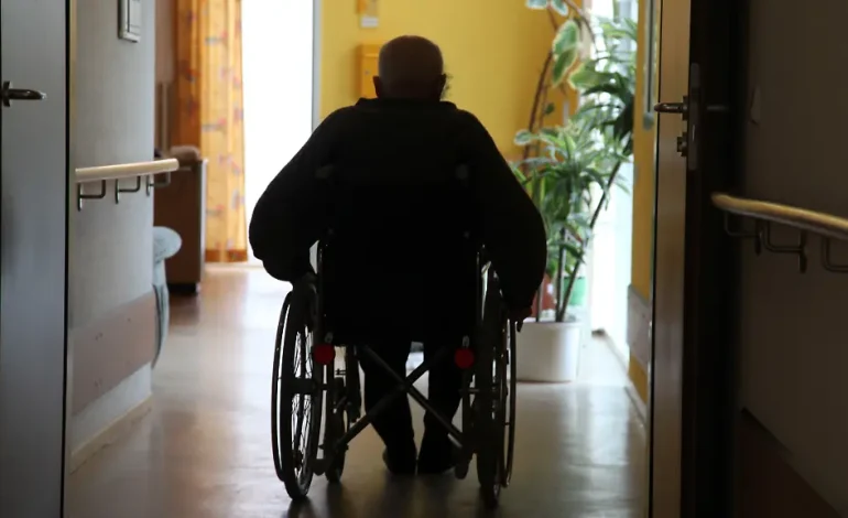 Pflegekosten steigen weiter: Eigenanteil in Pflegeheimen klettert