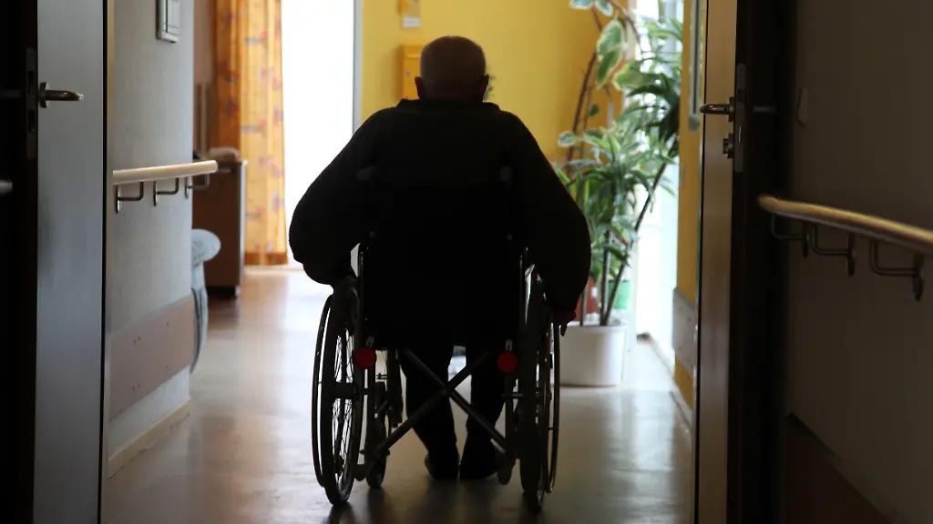 Pflegekosten steigen weiter: Eigenanteil in Pflegeheimen klettert