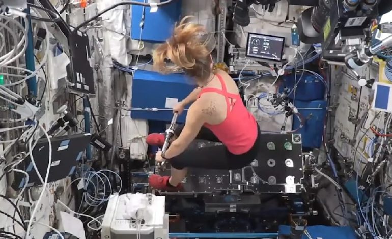 Fitness im All: Astronautin trainiert in Schwerelosigkeit