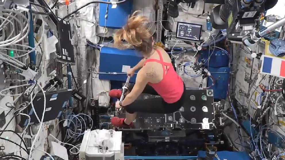 Fitness im All: Astronautin trainiert in Schwerelosigkeit