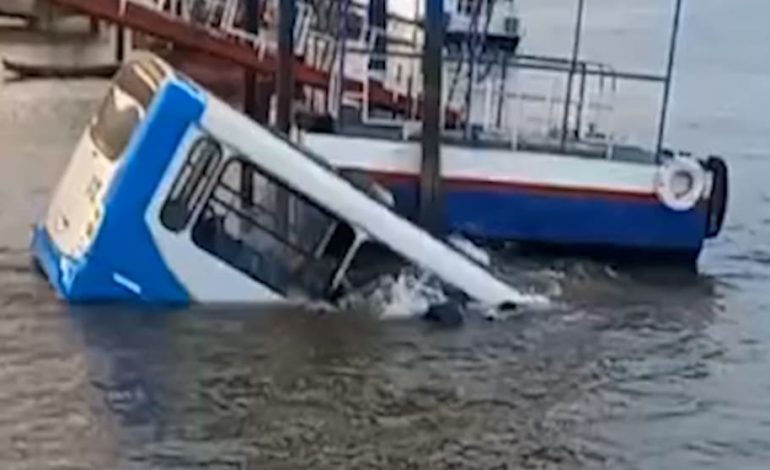 Busunglück in Brasilien: Fahrer verliert Kontrolle und Bus versinkt im Fluss