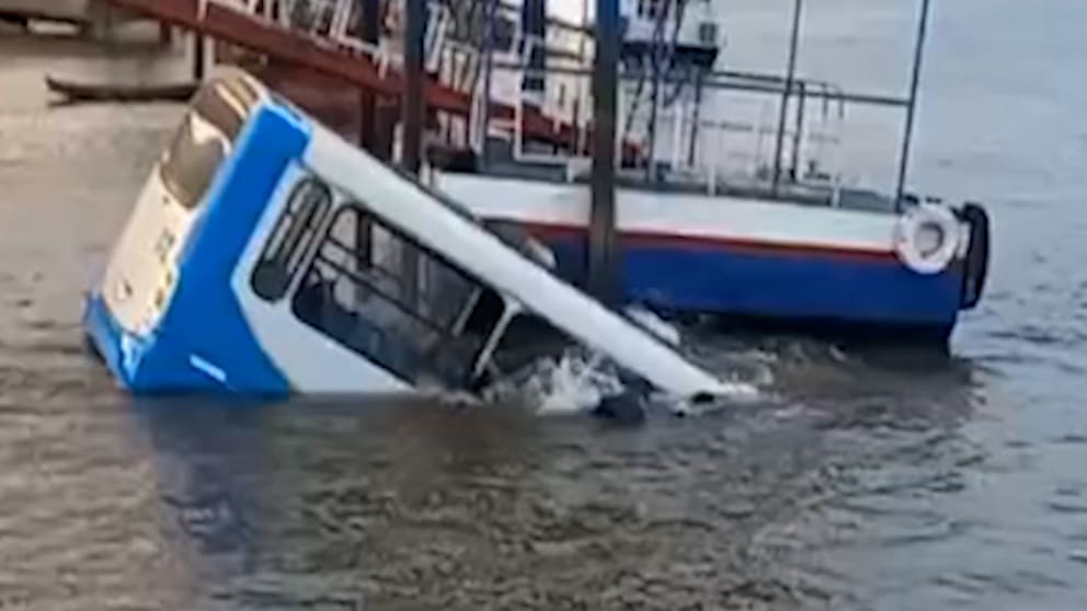Busunglück in Brasilien: Fahrer verliert Kontrolle und Bus versinkt im Fluss