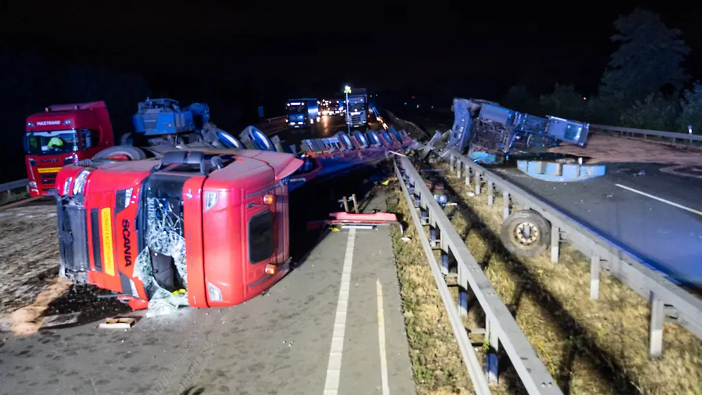 Unfall mit Schwertransporter auf der A2