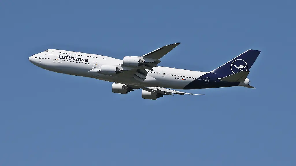 Lufthansa-Jumbo-Jet muss in Glasgow notlanden