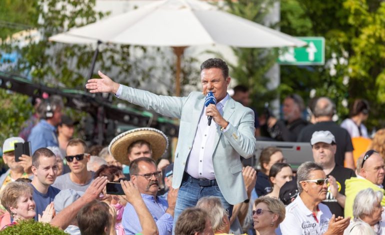 Stefan Mross erhält Walk-of-Fame-Stern im Europa-Park Rust