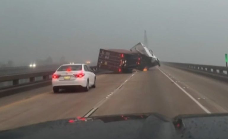 Schwerer Sturm in Louisiana Wirft LKW um
