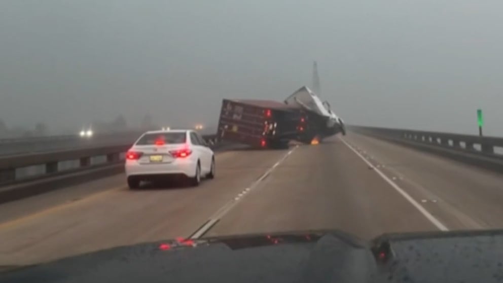 Schwerer Sturm in Louisiana Wirft LKW um