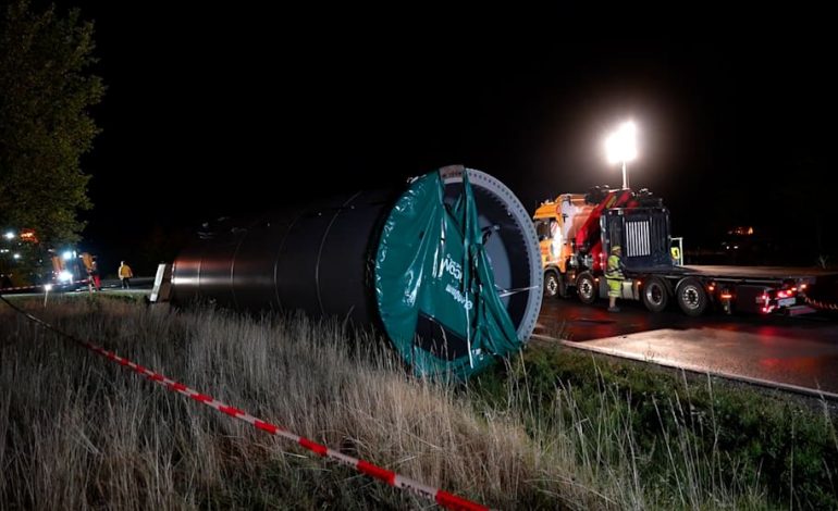 Windrad-Bauteil stürzt von Schwertransport auf B8 und B299