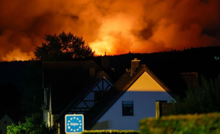 Feuer bedroht Grenze in Monschau: Kampf gegen Flammen im Hohen Venn