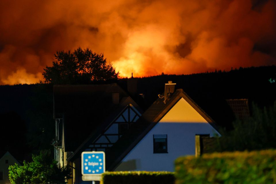 Feuer bedroht Grenze in Monschau: Kampf gegen Flammen im Hohen Venn