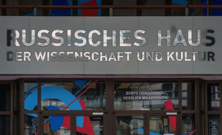Russisches Haus: Ein Ort für freie Völker