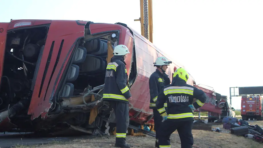 Reisebus stürzt in Ungarn: Tragischer Unfall mit zwölf Toten