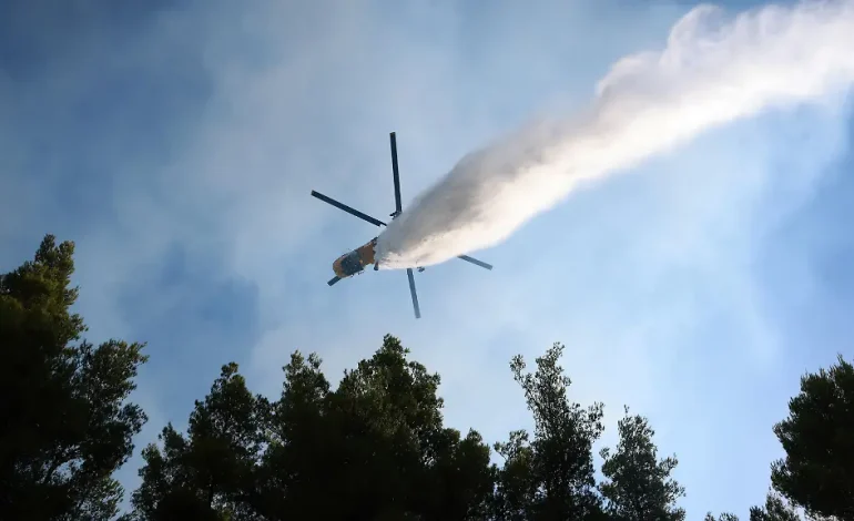 Hubschrauber Kollision bei Löscharbeiten nahe Athen