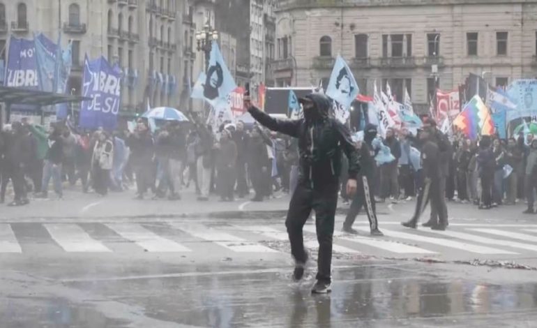 Konflikte in Buenos Aires: Polizei und Demonstranten geraten aneinander