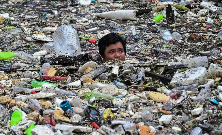 Heftige Regenfälle verursachen Müllchaos in Manila