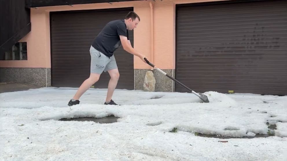 Unwetter verhagelt Sommerlaune: Schneeschieben bei 36 Grad