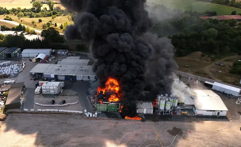 Großbrand in Kunststoffbetrieb führt zu Evakuierungen in Rheinhessen